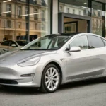 Berline électrique moderne garée devant un concessionnaire automobile français contemporain