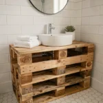 Meuble vasque salle de bain fabriqué en palettes de bois recyclées avec vasque blanche et robinet chromé